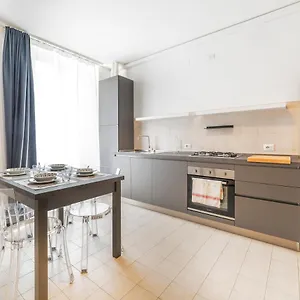 roomy-apartment-x6-close-to-subway.it-lombardy.com/